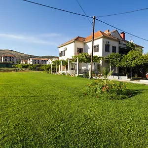 https://apartments-svilan.hotels-in-trogir.com